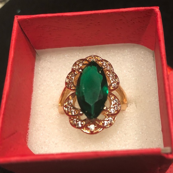 Jewelry - Green Ring Size 5.5